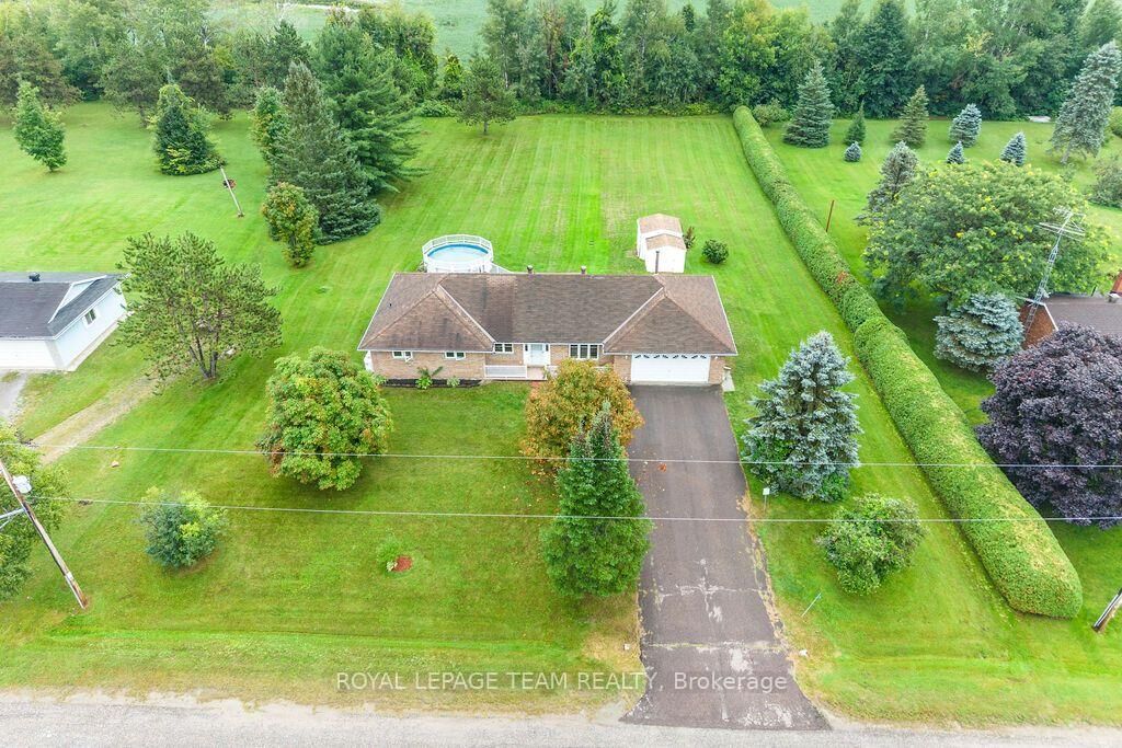 Property Photo:  13 Springfield Drive  ON K0J 1K0 
