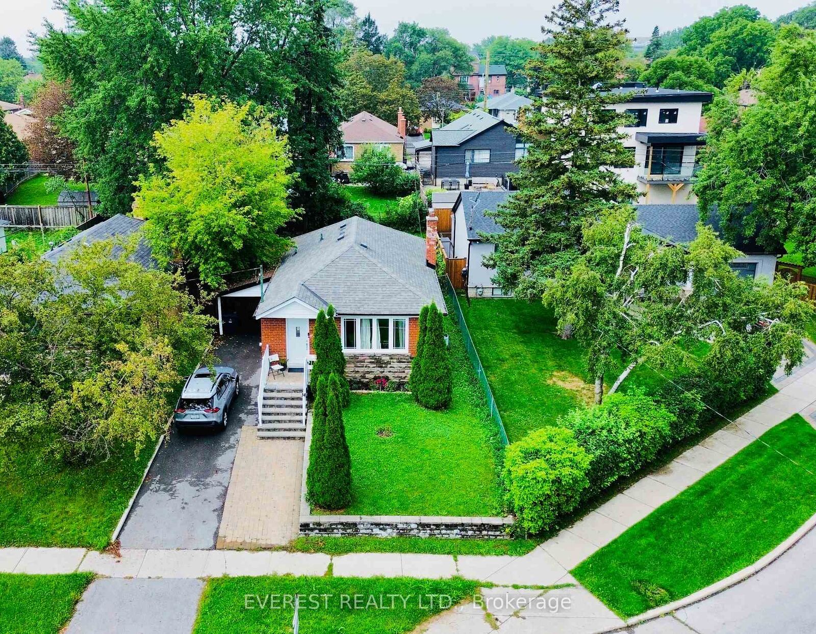 Property Photo:  130 Portsdown Road  ON M1P 1V5 