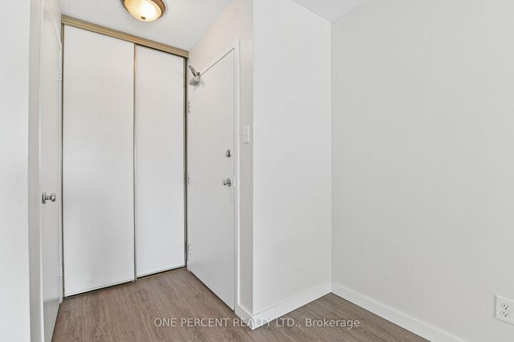 Property Photo:  250 Brittany Drive 204  ON K1K 4M1 