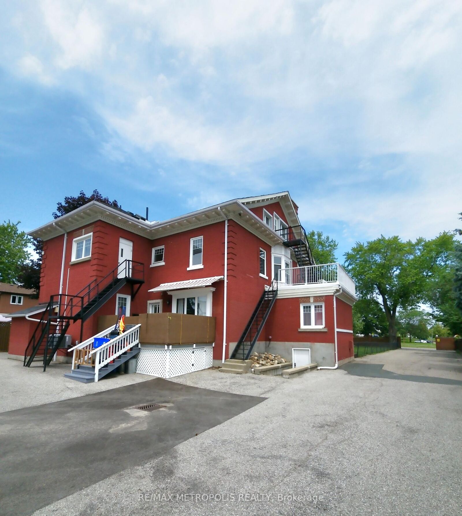 Property Photo:  1110 Simcoe Street S Upper #2  ON L1H 4L8 