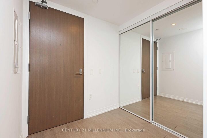 Property Photo:  251 Jarvis Street 819  ON M5B 0C3 