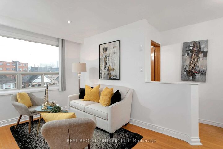 Property Photo:  57 Lanark Avenue Upper  ON M6C 2B5 