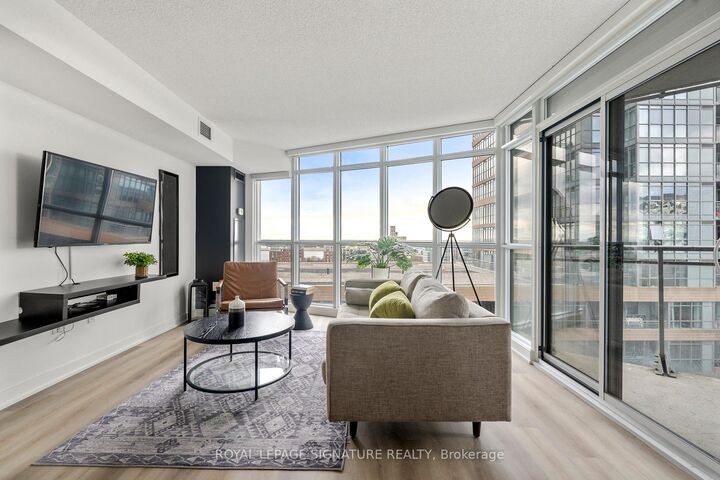 Property Photo:  21 Iceboat Terrace 1209  ON M5V 4A9 