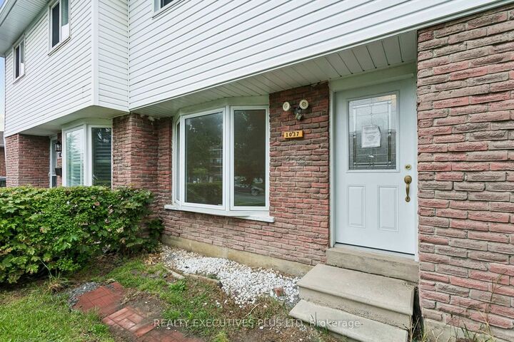 Property Photo:  1037 Stainton Drive  ON L5C 1G3 