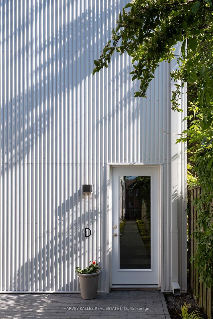 Property Photo:  157 Hallam Street D  ON M6H 1X3 