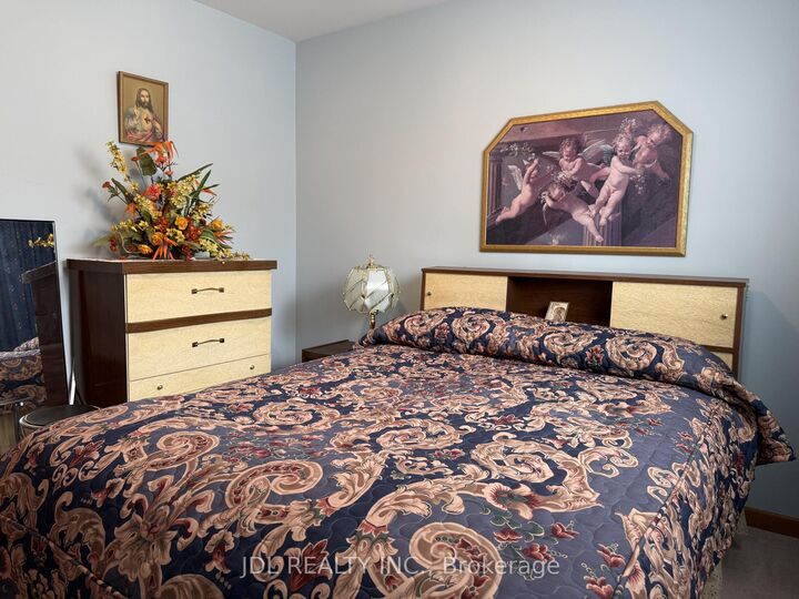 Property Photo:  28 Orangewood Crescent Room  ON M1W 1C6 