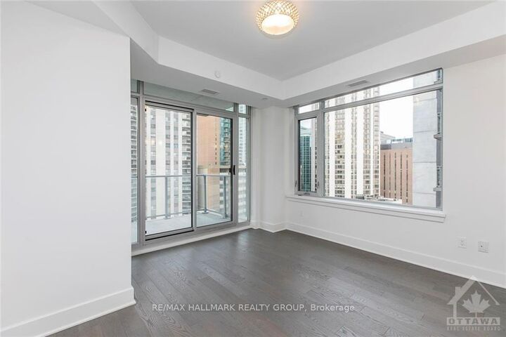 Property Photo:  255 Bay Street 905  ON K1R 0C5 