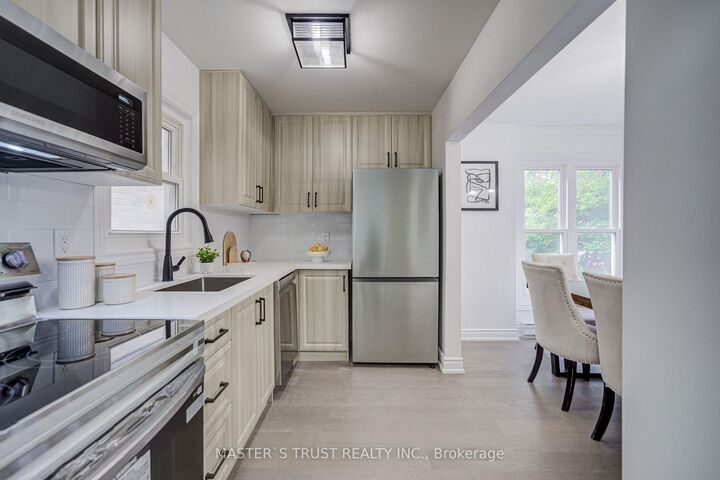Property Photo:  4 Gatsby Square  ON L6S 2H4 