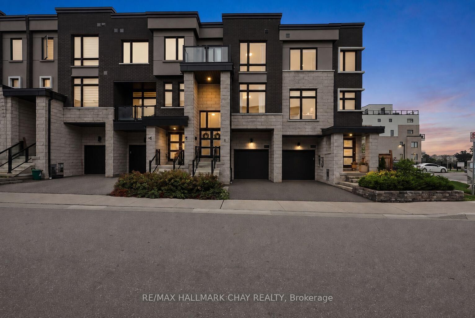 Property Photo: 2526 Castlegate Crossing ON L1X 0H6