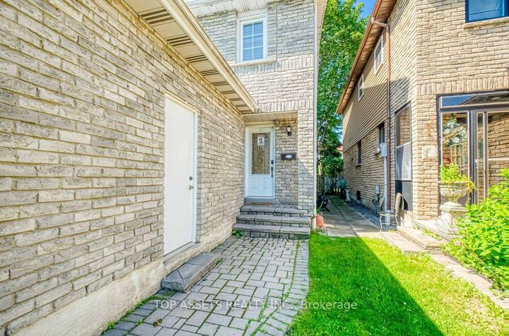 Property Photo:  4088 Uxbridge Lane  ON L4W 3N3 