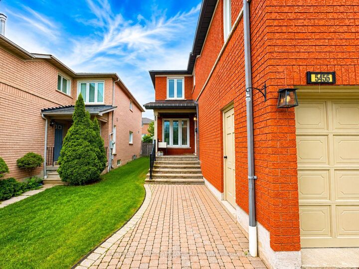 Property Photo:  5456 Palmerston Crescent  ON L5M 5Z8 