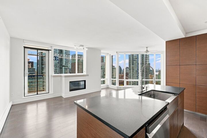 Property Photo:  565 Smithe Street 2005  BC V6B 0E4 