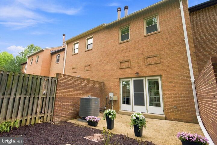 Property Photo: 2413 9th Street S VA 22204