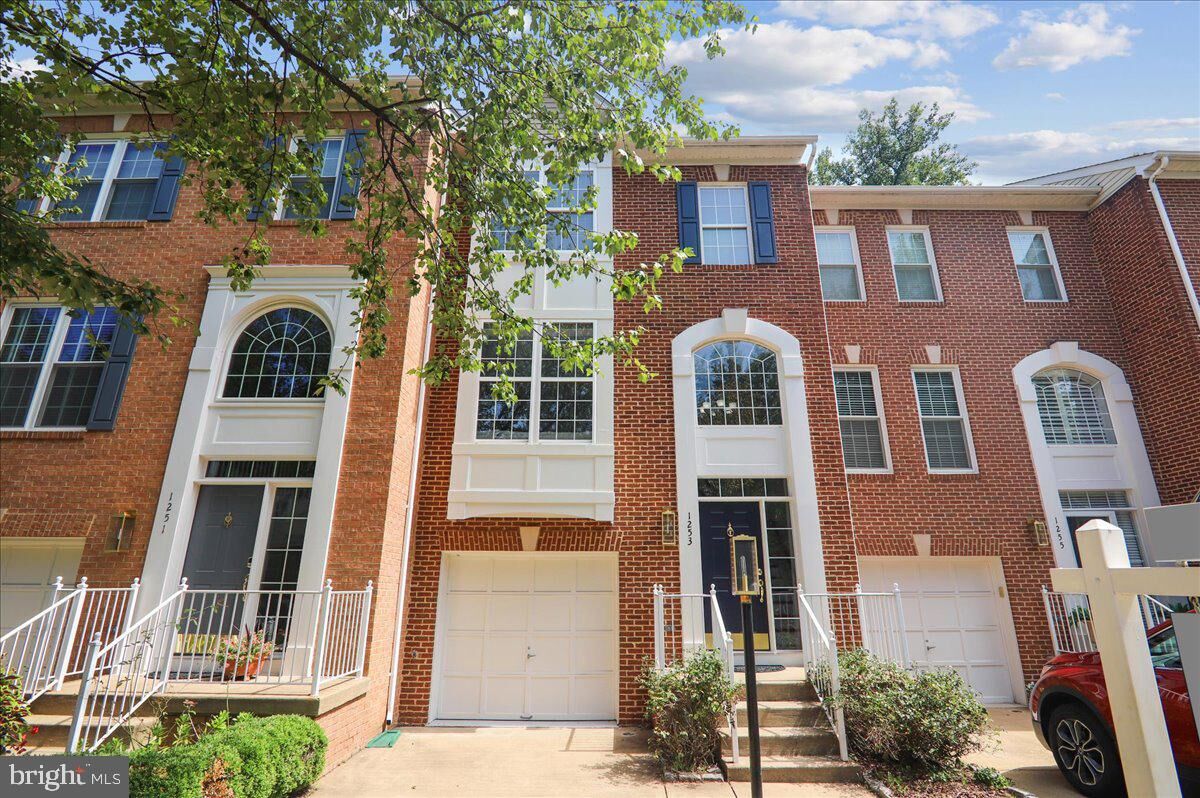 Property Photo: 1253 Wild Hawthorn Way VA 20194