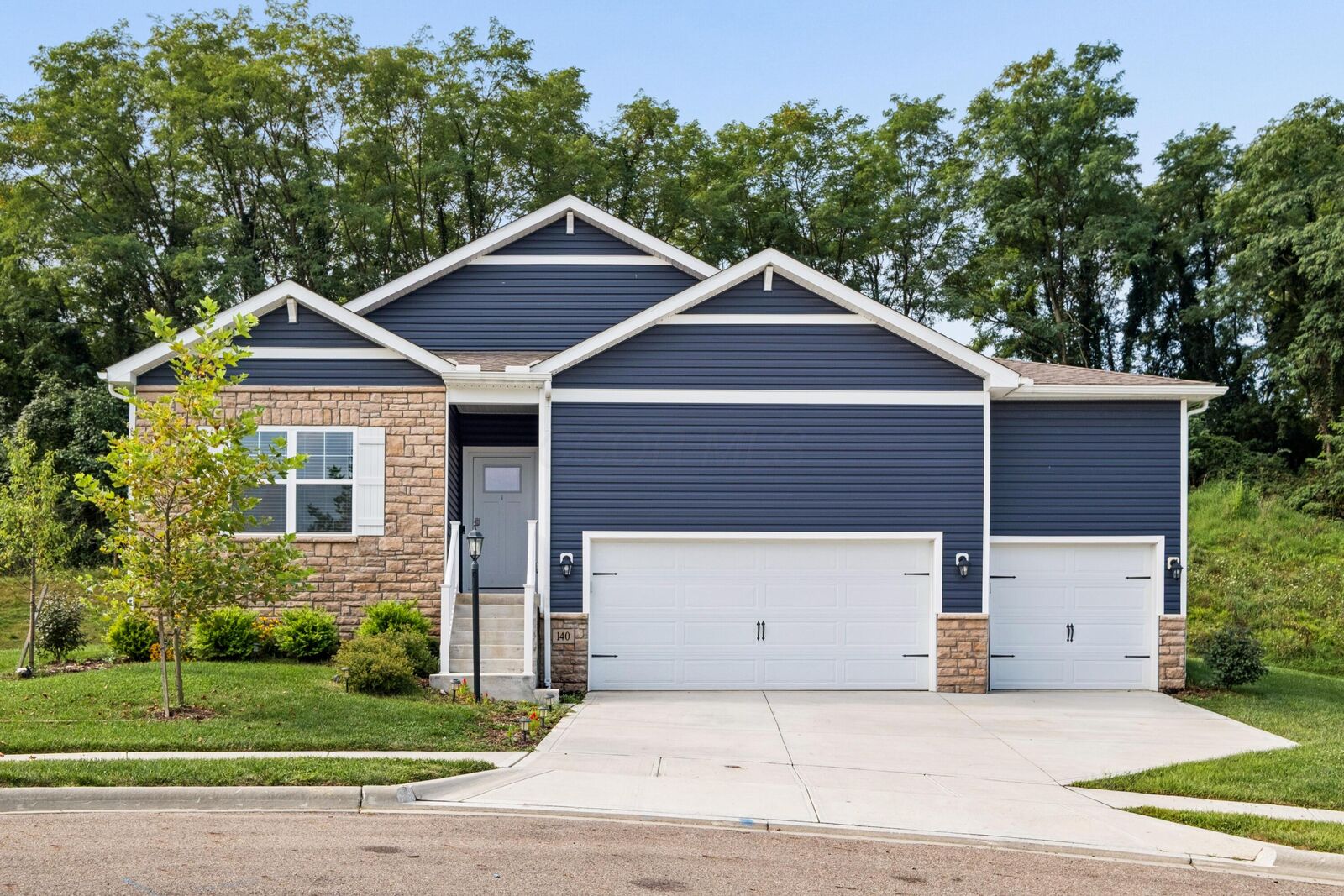 Property Photo:  140 Oak Valley Court  OH 43055 