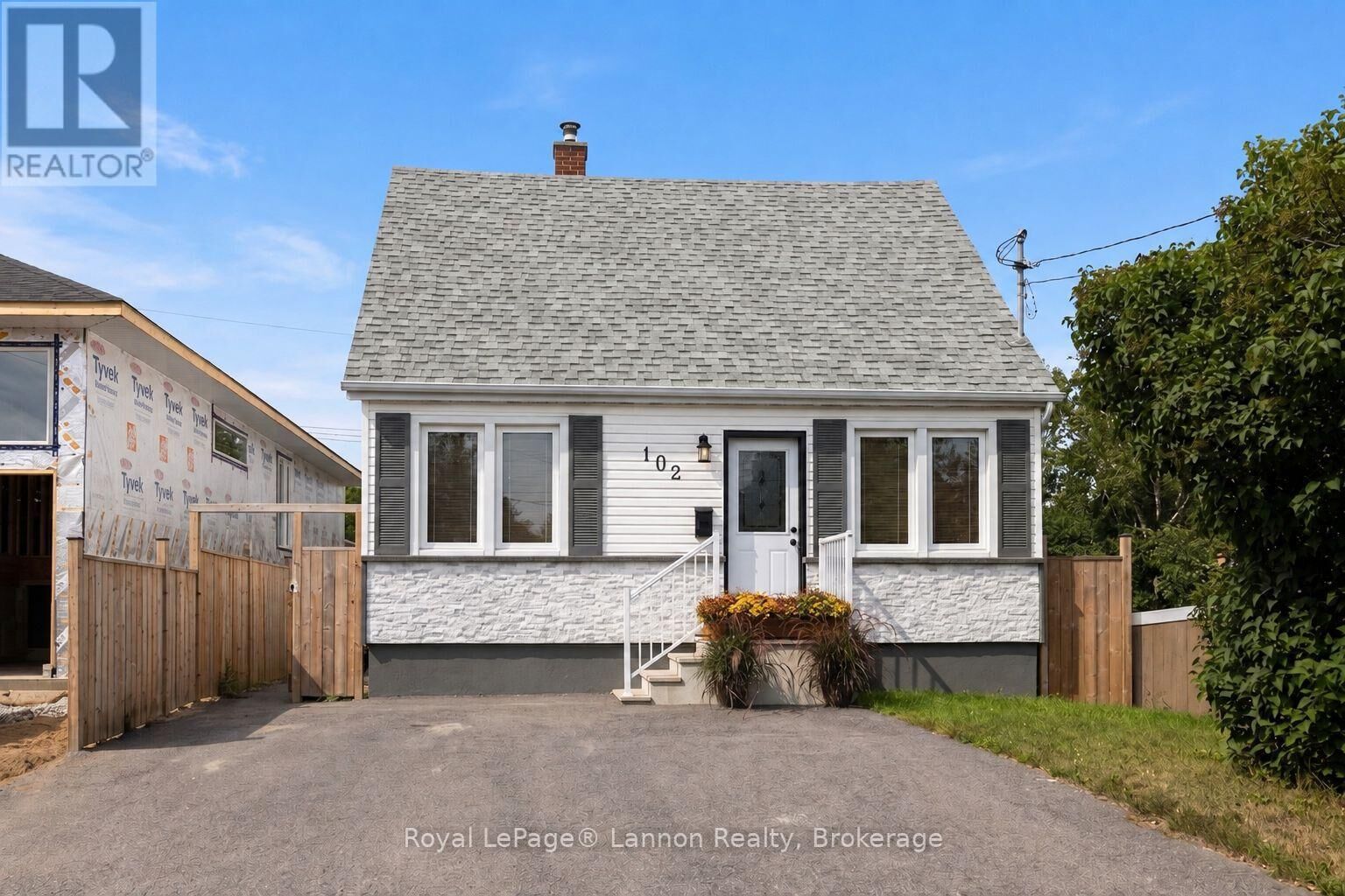Property Photo:  102 Bruce Street  ON P7A 5W6 