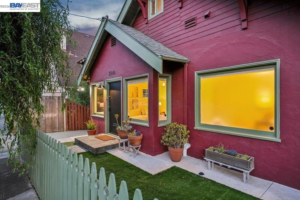 Property Photo: 364 Lester Ave CA 94606