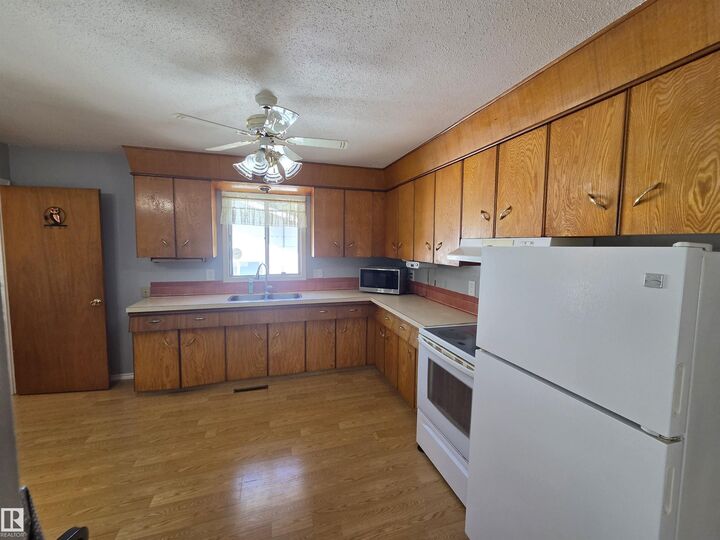 Property Photo: 4721 44 Ave AB T9N 1N8