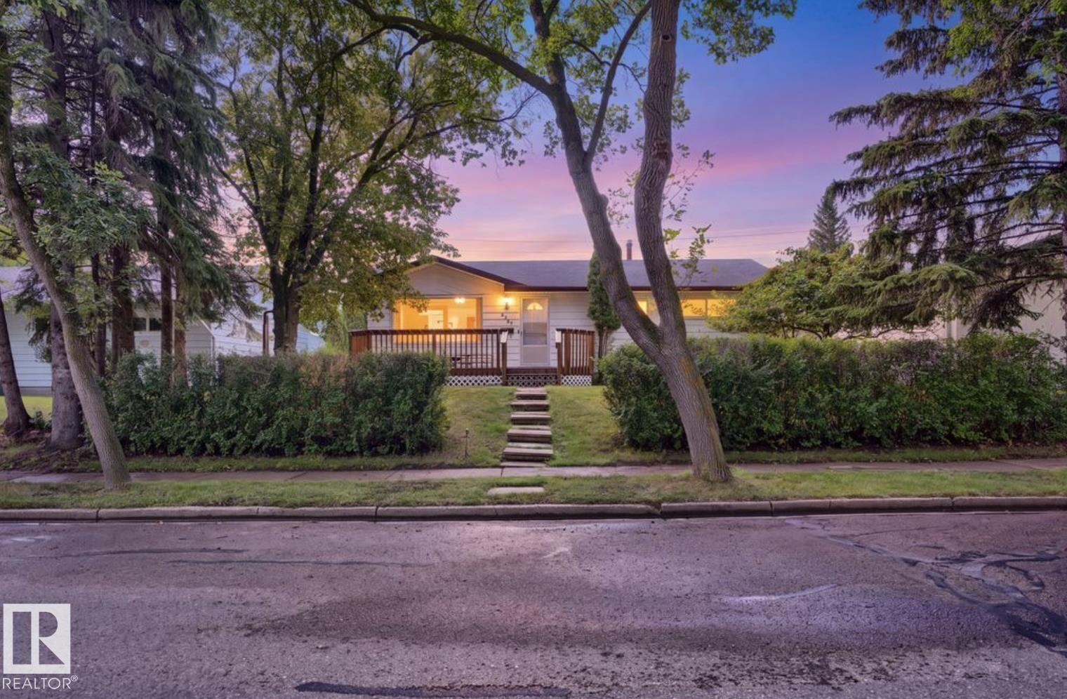 Property Photo:  6221 44B Avenue  AB T4V 0B5 