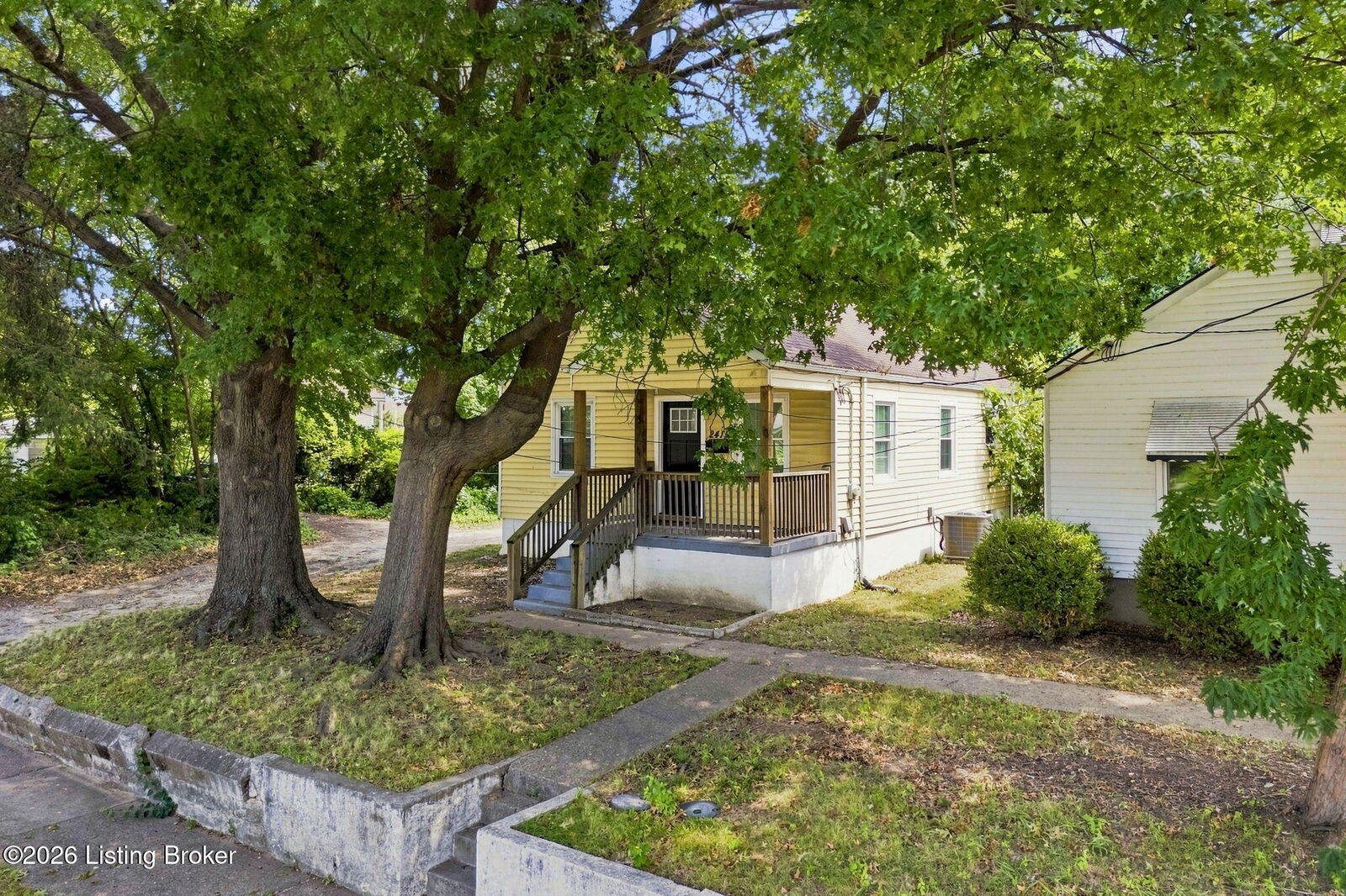 Property Photo:  2411 S 5th St  KY 40208 