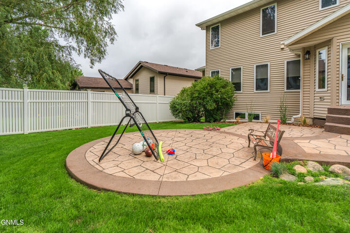 Property Photo:  2423 Harding Avenue  ND 58501 