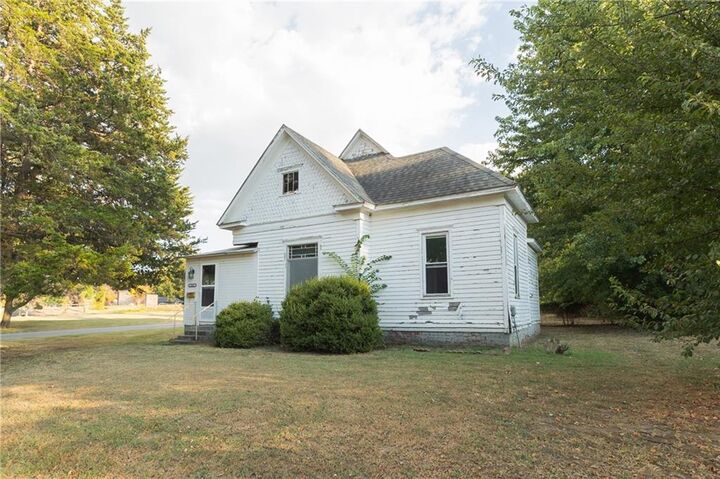 Property Photo:  1027 E 6th Street  KS 67335 