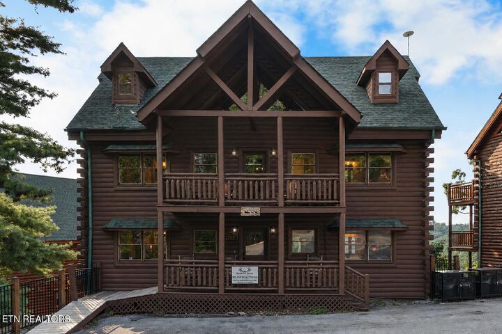 Wallace Real Estate - West - Business Photo