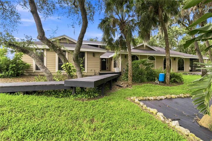 Property Photo: 902 Drakeswood Court FL 34232