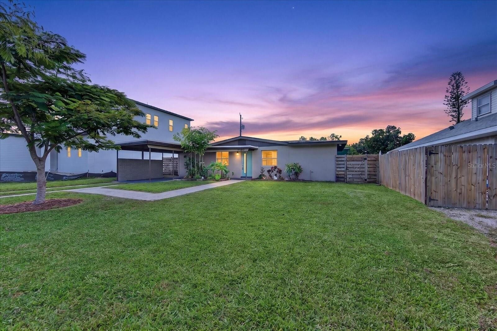 Property Photo:  2350 Loma Linda Street  FL 34239 