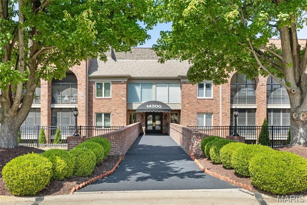 Property Photo: 14300 Conway Meadows Court 202 MO 63017
