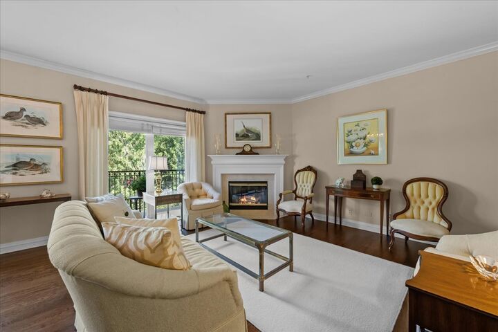 Property Photo:  153 E Laurel Avenue 202  IL 60045 