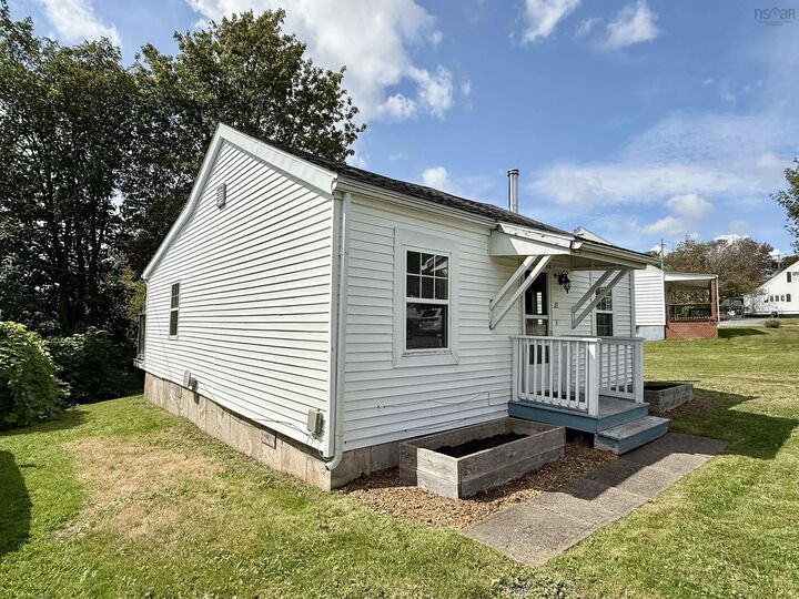 Property Photo: 57 Cedar Street NS B0K 1H0