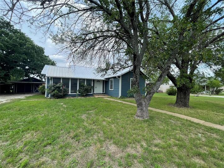 Property Photo: 612 N Main Street TX 76449