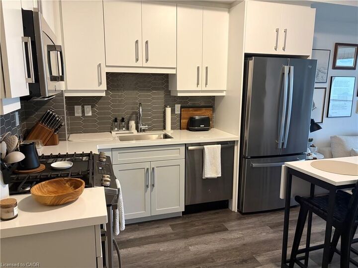 Property Photo:  2007 James Street 905  ON L7R 0G7 