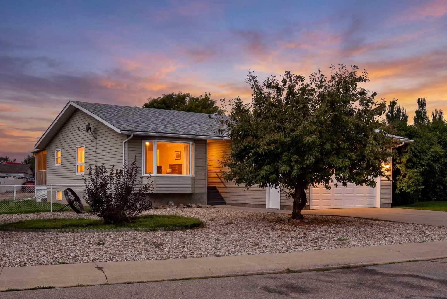 Property Photo: 2701 24 Avenue AB T0L 1R0