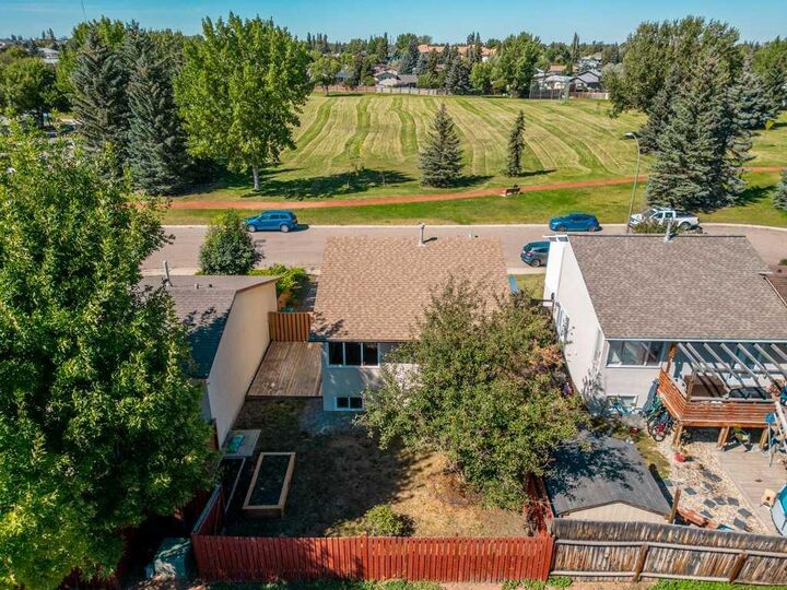 Property Photo: 8 Columbia Bay W AB T1K 5A7
