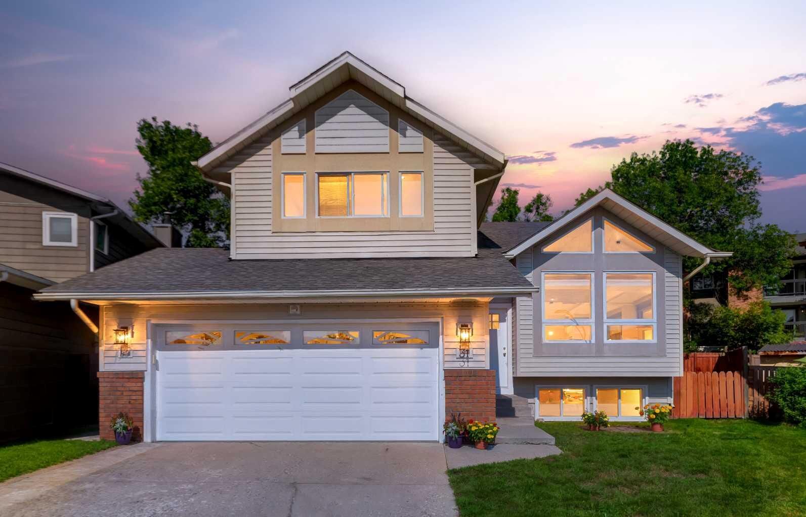 Property Photo:  31 Deer Place SE  AB T2J 6W6 