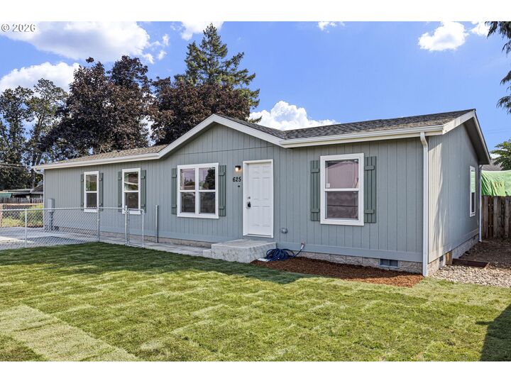 Property Photo: 625 N 16th St OR 97424