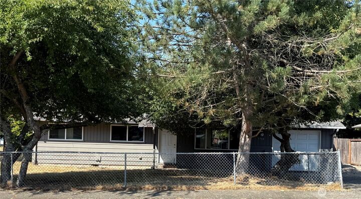 Property Photo: 12708 SE 164th Street WA 98058