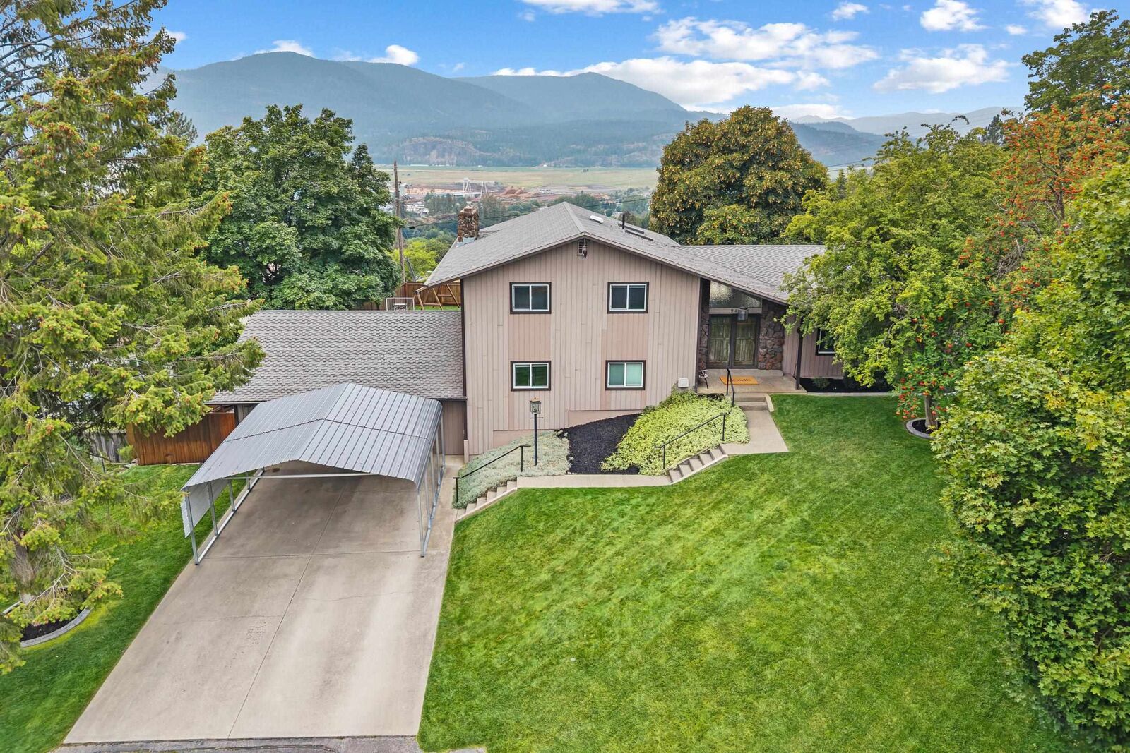 Property Photo:  945 N Cedar St  WA 99114 