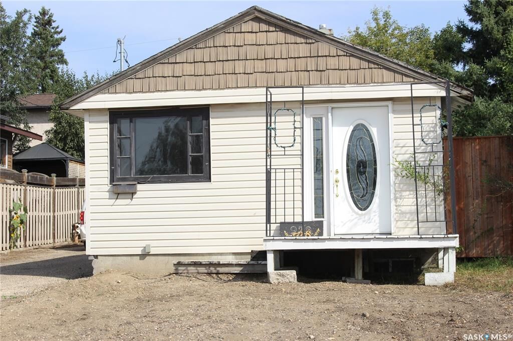 Property Photo: 928 Fairford Street E SK S6H 0G4