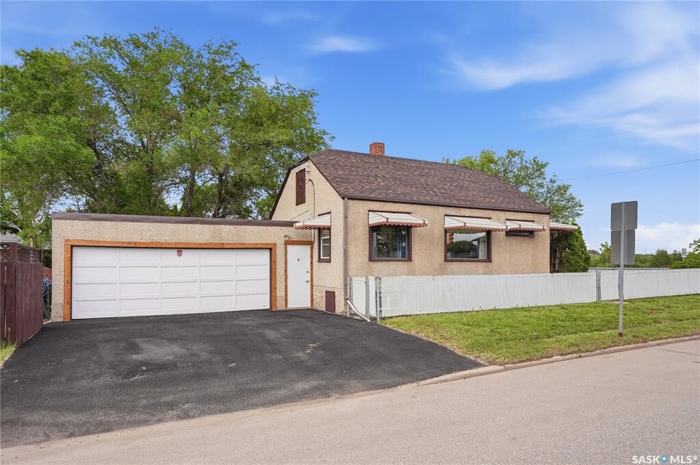 Property Photo:  201 P Avenue N  SK S7L 2V6 