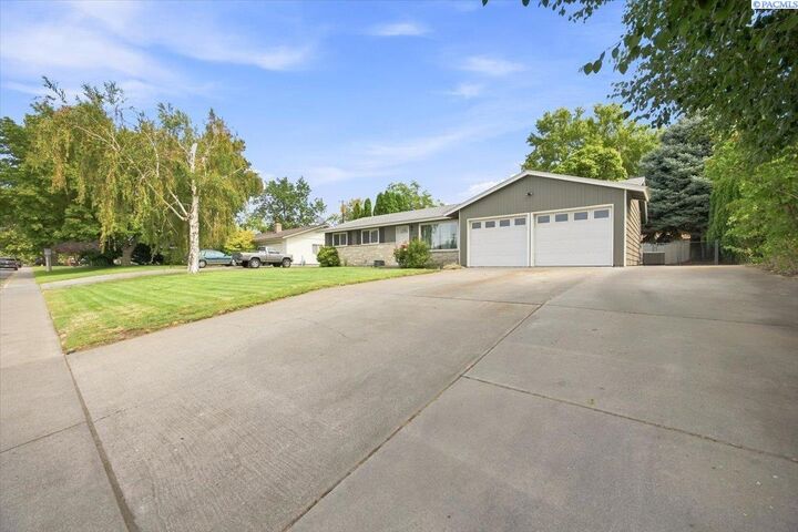 Property Photo: 2146 Newcomer Ave WA 99354