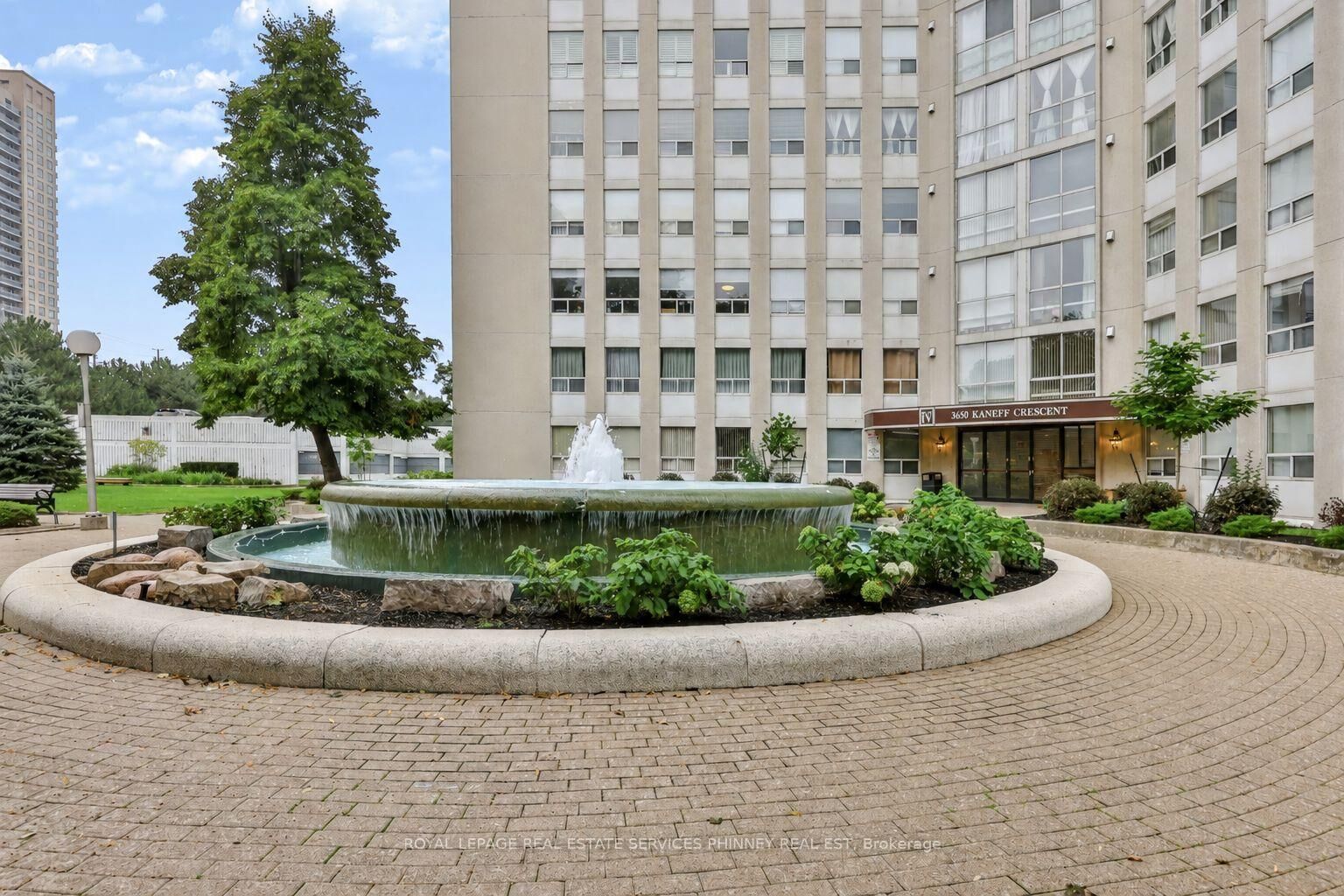 Property Photo: 3650 Kaneff Crescent 2801 ON L5A 4A1