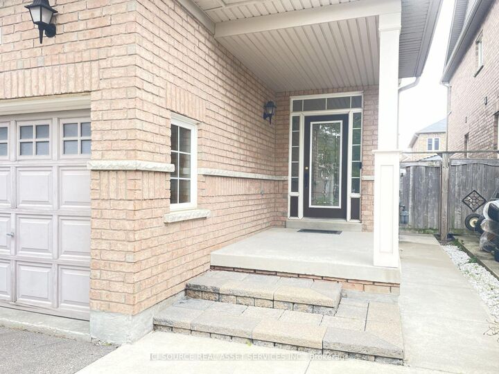 Property Photo:  646 Coach Drive Upper  ON L5R 0C5 
