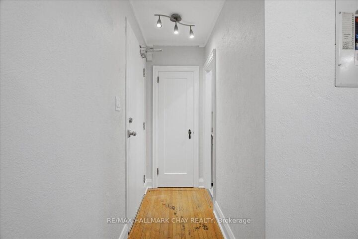 Property Photo:  15 Parkside Drive 1  ON L4N 1W7 