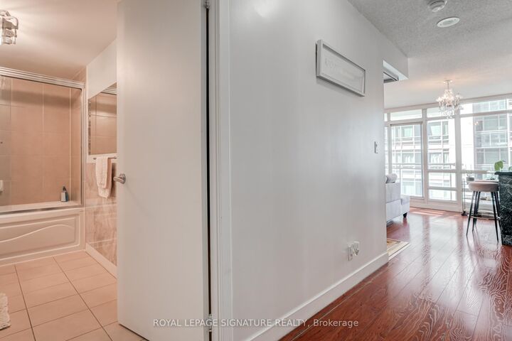 Property Photo:  381 Front Street W 2101  ON M5V 3R8 