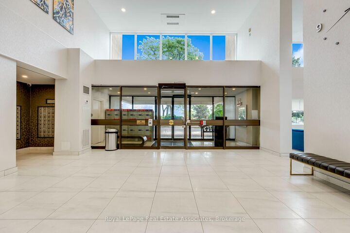 Property Photo:  1580 Mississauga Valley Boulevard 1202  ON L5A 3T8 