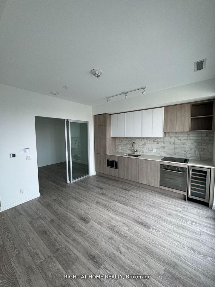 Property Photo: 2020 Bathurst Street 1512 ON M5P 0A6