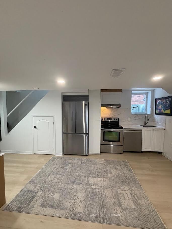 Property Photo:  51 Rocksprings Avenue Lower  ON L4S 1P8 